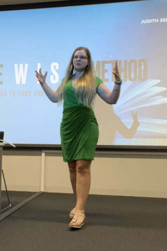 Judith Zeilinger leading a science communication workshop using the WISE Method